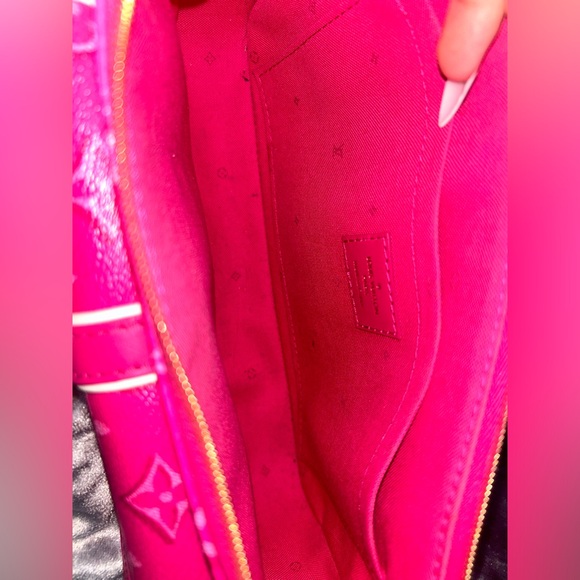 Louis Vuitton maxi fuchsia purse - Picture 4 of 8